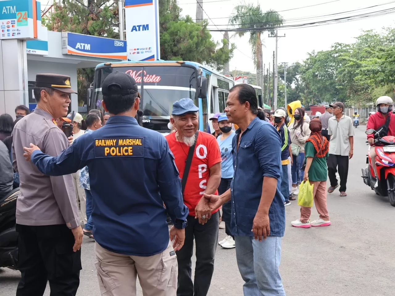 Warga Bong Suwung sebelum beraudiensi dengan Daop 6  (Ist)