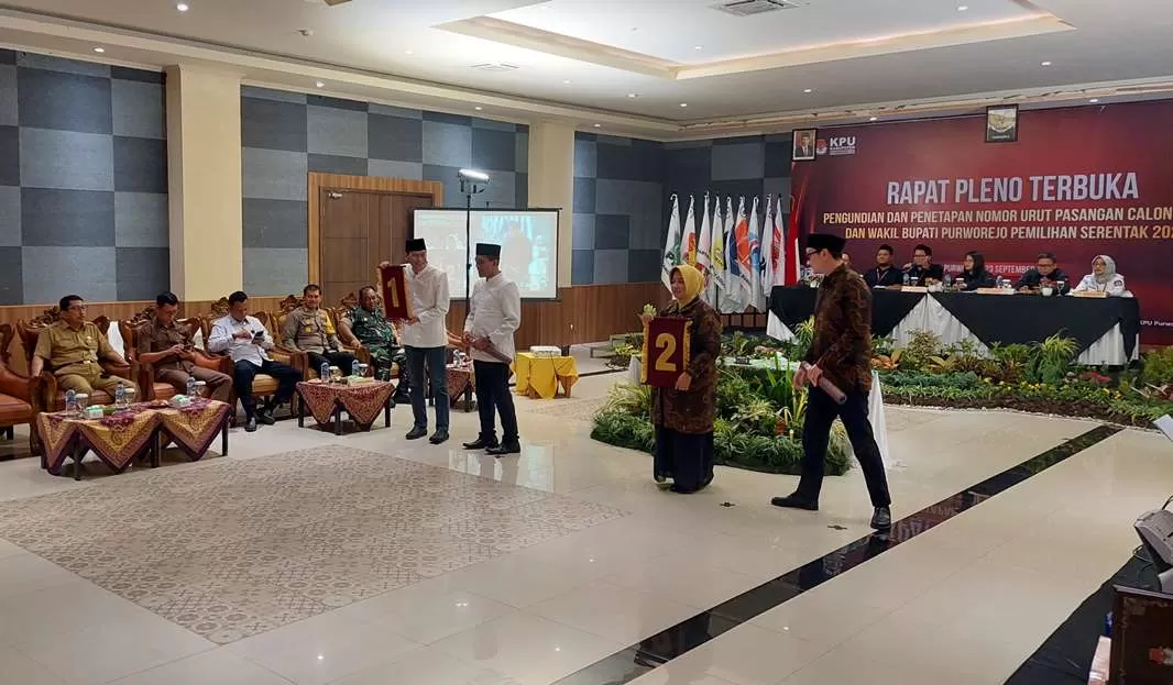  Keterangan: Pengundian Nomor Urut Pasangan Calon Bupati dan Wakil Bupati Purworejo dalam Pilkada serentak 2024 di Ganeca Convention Hall.  (Hendri Utomo)