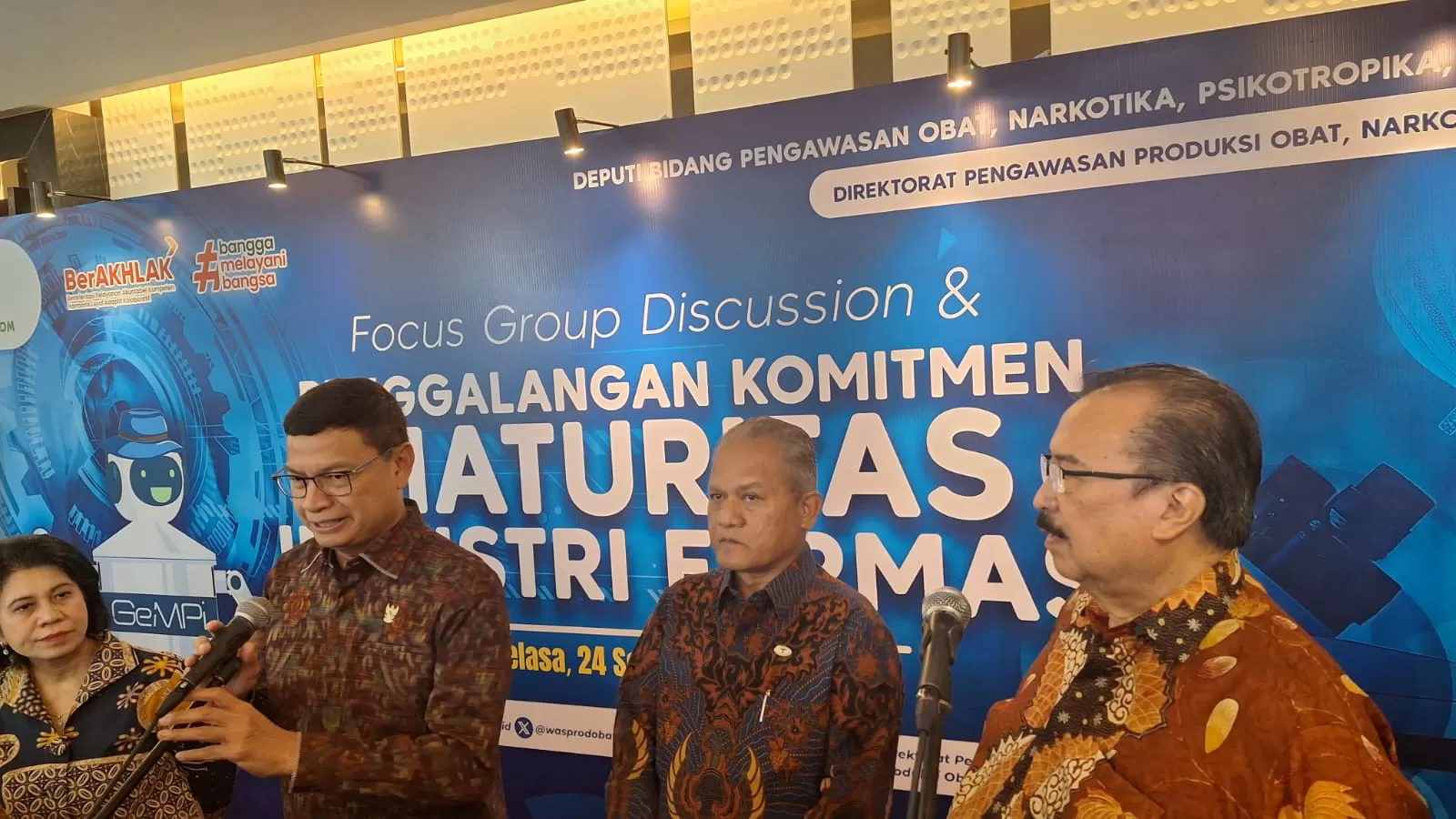 Kepala Badan POM dr Taruna Ikrar, no dua dari kiri  ((Rini Suryati))