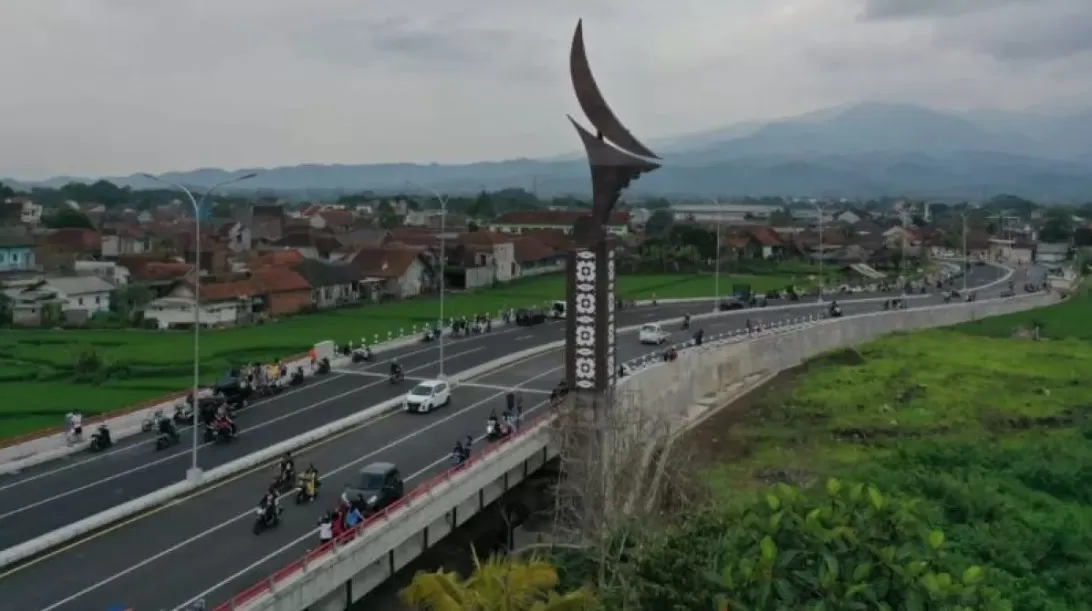  Suasana arus lalu lintas di ruas jalan daerah yang ditangani melalui Inpres Jalan Daerah (IJD) di Jawa Barat. (ANTARA/HO - Kementerian PUPR)
