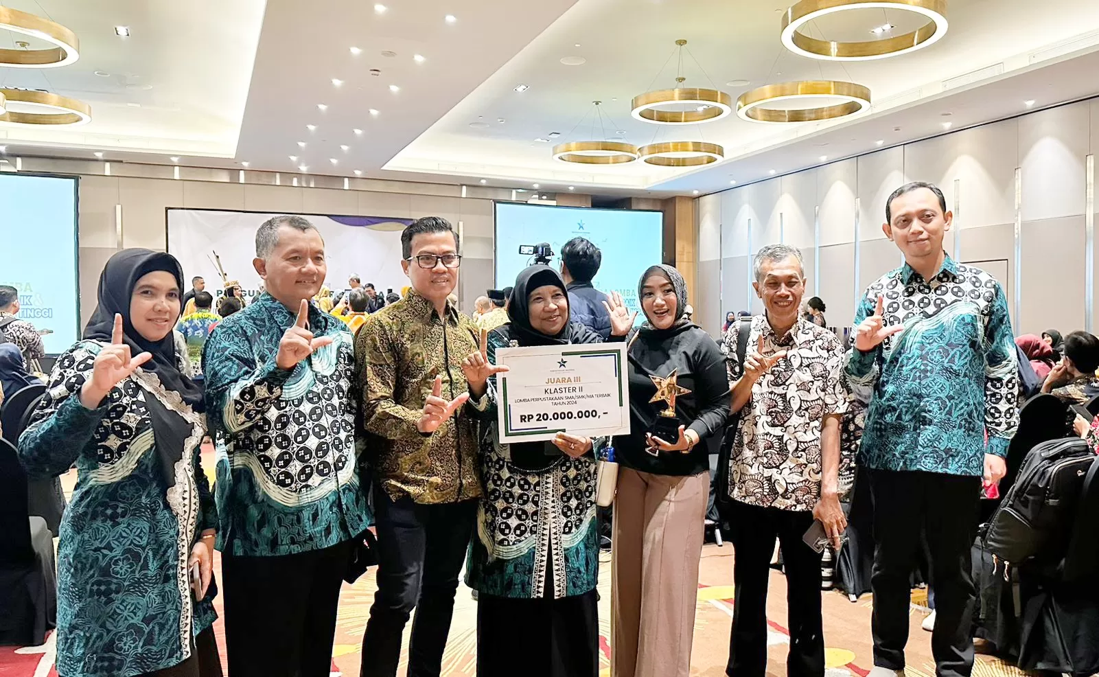 Kepala Perpustakaan Ulil Albab, MAN 3 Bantul, Kholif setelah menerima penghargaan. (Ist)