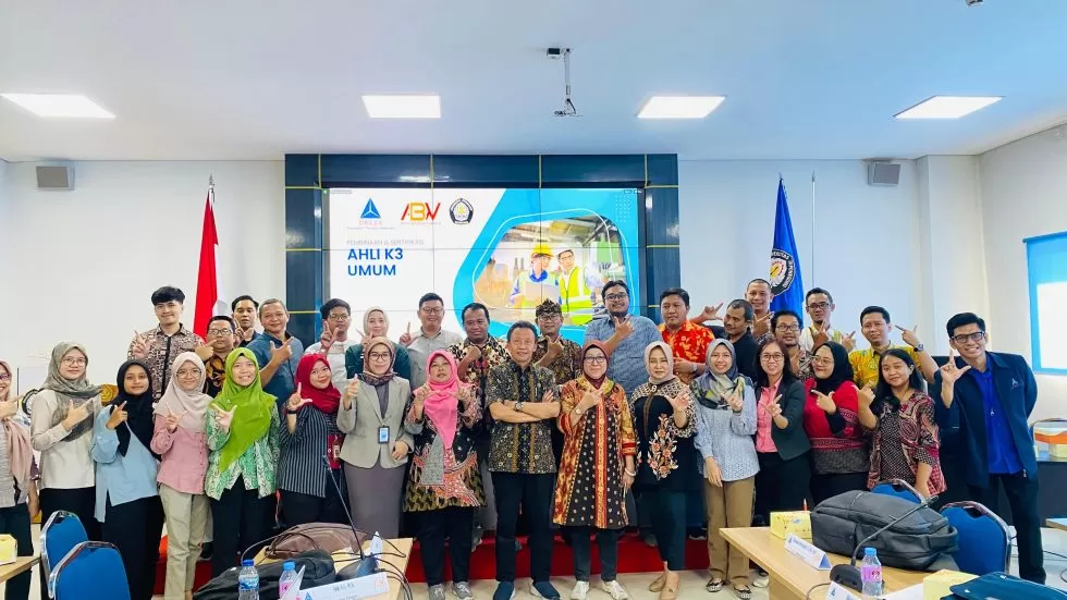 Dekan SV Undip berpose bersama 30 dosen dan Tendik yang mengikuti sertifikasi.