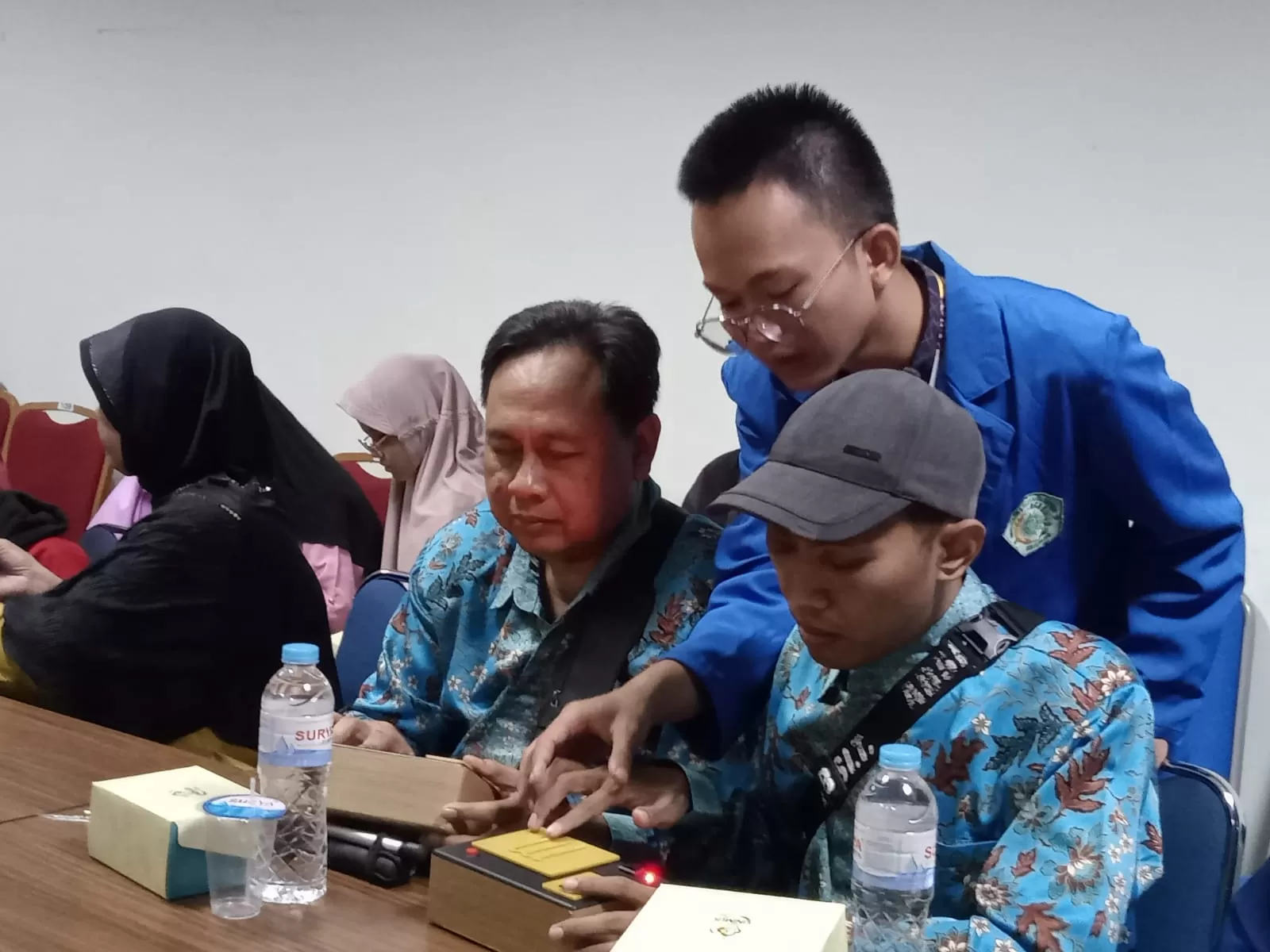 Mahasiswa Unimus saat melatih penggunaan alat Aksawatra (foto Sugeng I)
