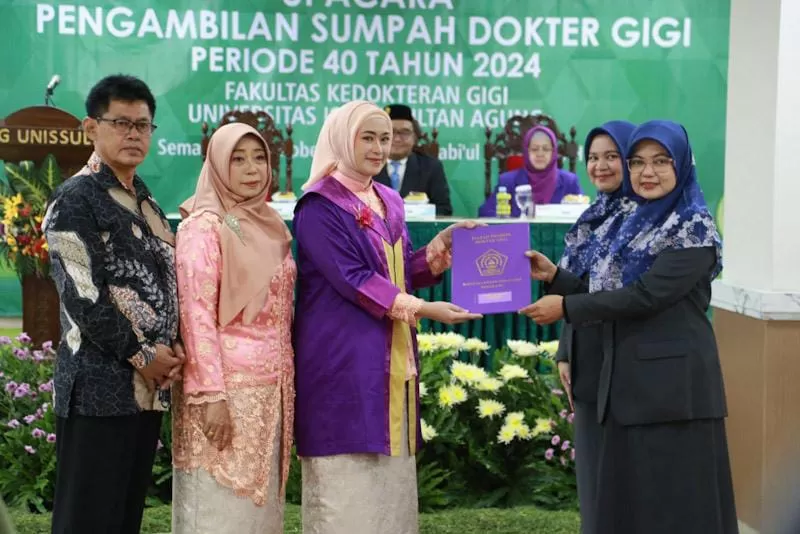 Dokter Gigi baru menerima ijazah usai disumpah