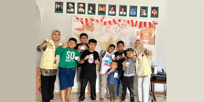 Mahasiswa KKNT Internasional UAA bersama anak-anak di Sanggar Belajar (SB) Ipoh, Malaysia bereksperimen untuk mengenal obat-obatan herbal. 