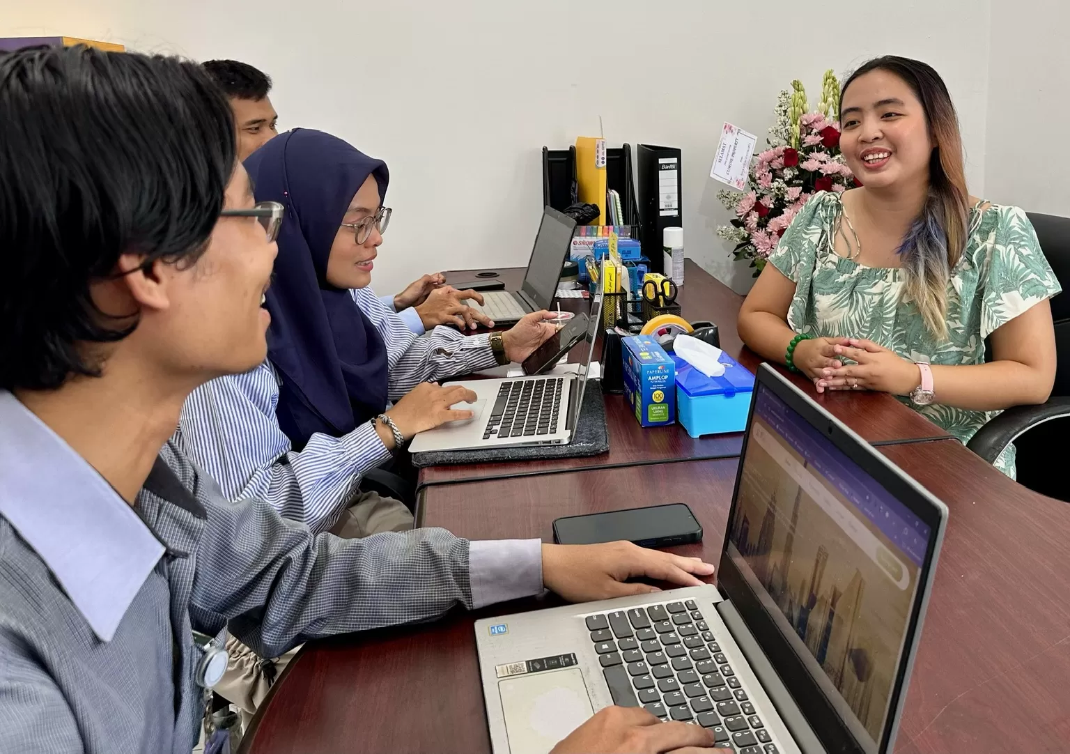 Sarah Anwiska saat berdiskusi bersama tim (Harminanto)