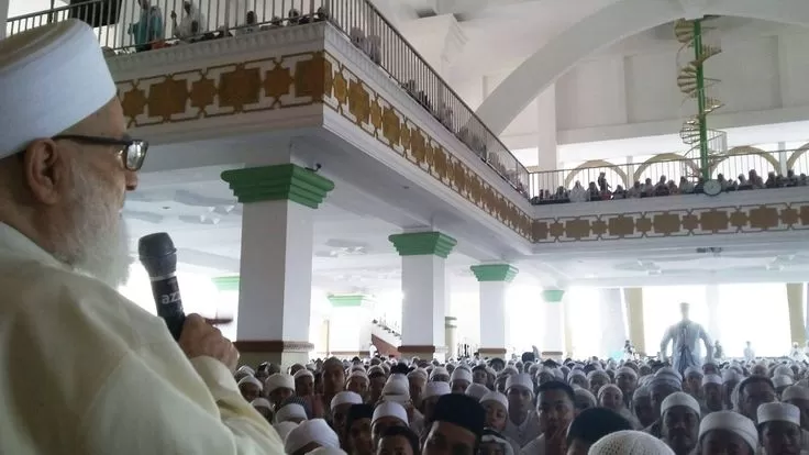 Khatib menyampaikan khutbah Jum'at di depan jamaah (pinterest)