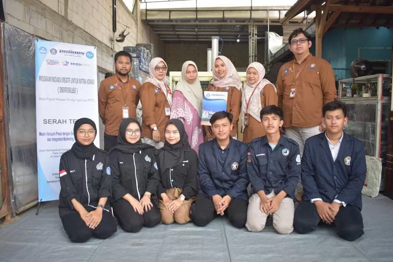 Tim berpose usai penyerahan alat