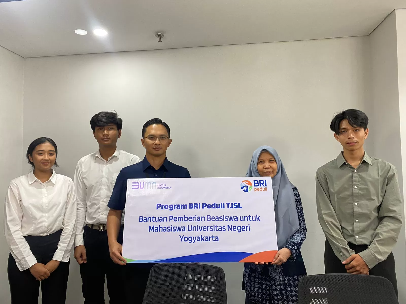  Lutfi Angriawan secara simbolis menyerahkan beasiswa ke Heri Retnawati.&nbsp;KR-Saifullah Nur Ichwan