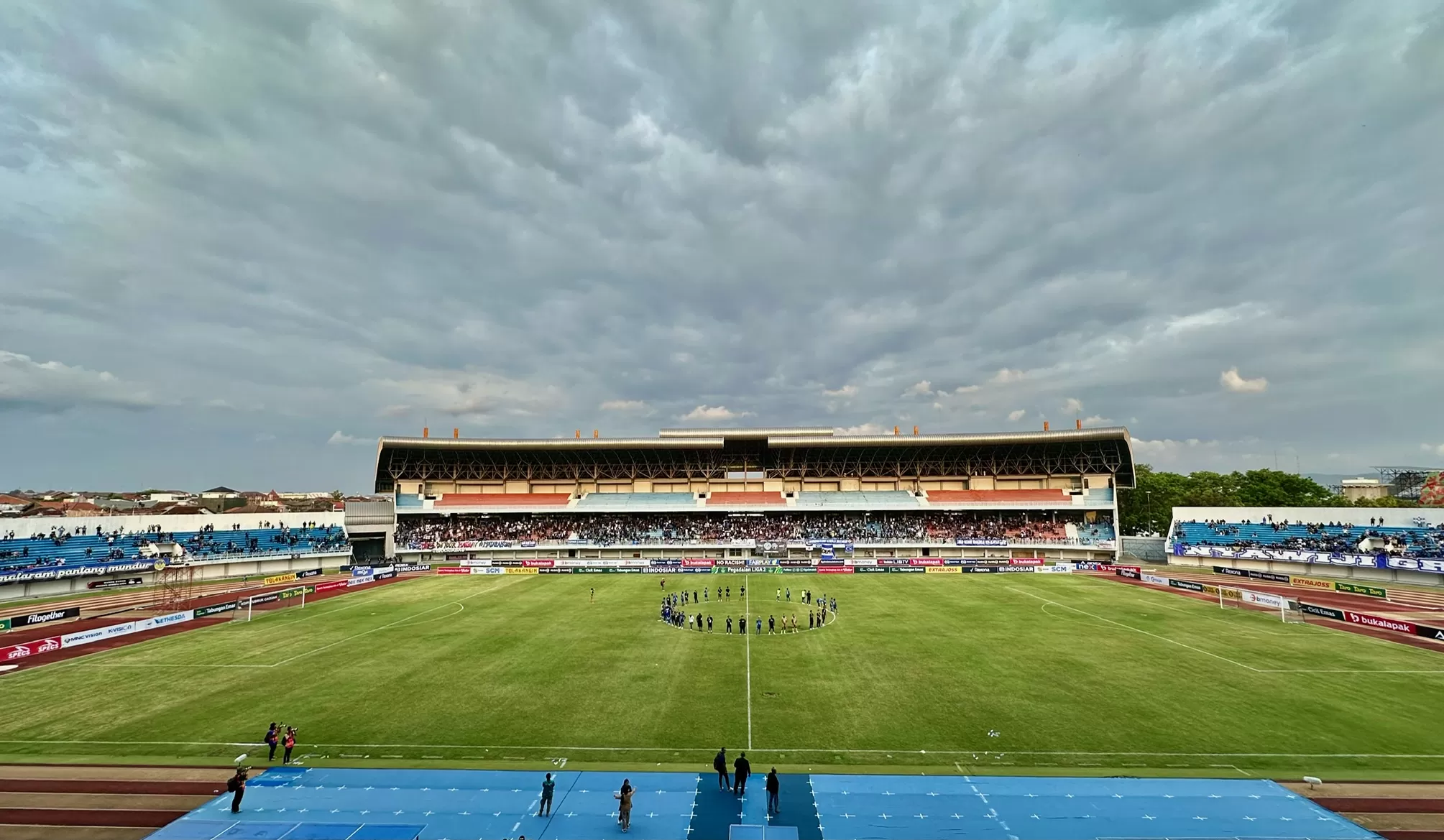 Suasana Mandala Krida saat PSIM menyanyikan AYDK usai melawan Persijap   (Ist)