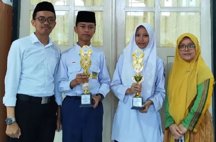  Zaza dan Izzat dengan penghargaan yang diterima. (Foto: Istimewa)