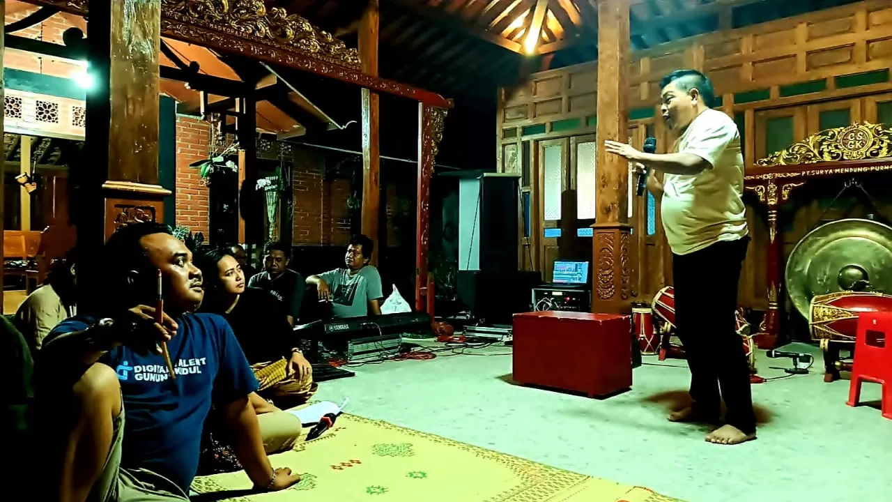  Toelis Semero saat proses latihan Dagelan Mataram lakon 'Sigar'.&nbsp;Foto Istimewa