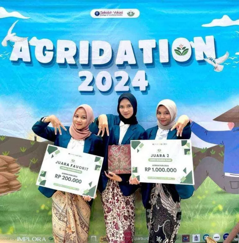 Tim mahasiswa menunjukkan hadiah sebagai juara