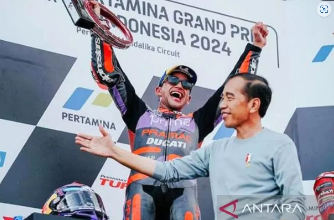  Presiden Joko Widodo menyerahkan tropi kepada Jorge Martin yang menjadi juara MotoGP Indonesia di Sirkuit Mandalika, Lombok, Nusat Tenggara Barat, Minggu (29/9/2024). (ANTARA/HO-Humas)