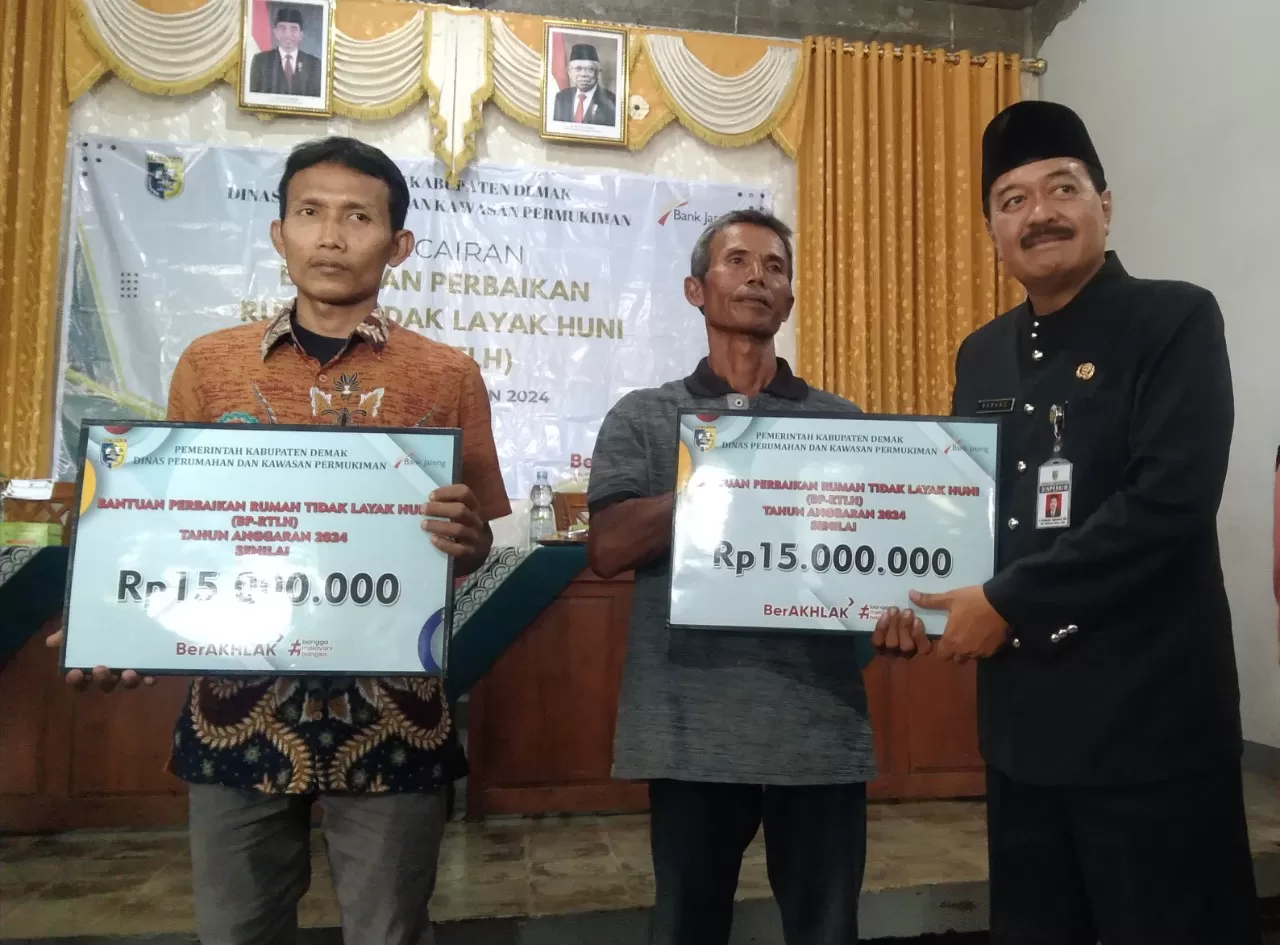 Plt Kepala Dinperkim Kabupaten Demak Ir Nanang Tasunar David Narutomo MM saat secara simbolis menyerahkan BP RTLH. Foto : sari jati