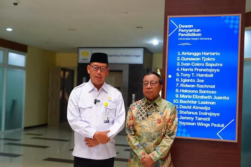 Rektor Unnes (kiri) bersama ketua Dewan Penyantun.