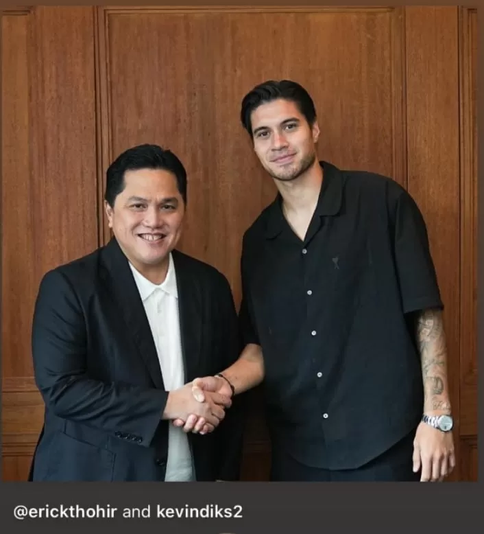 Kevin Diks dan Erick Thohir bersalaman sebagai tanda masuk dalam skuad Timnas Indonesia (Foto IG @Erich Thohir)