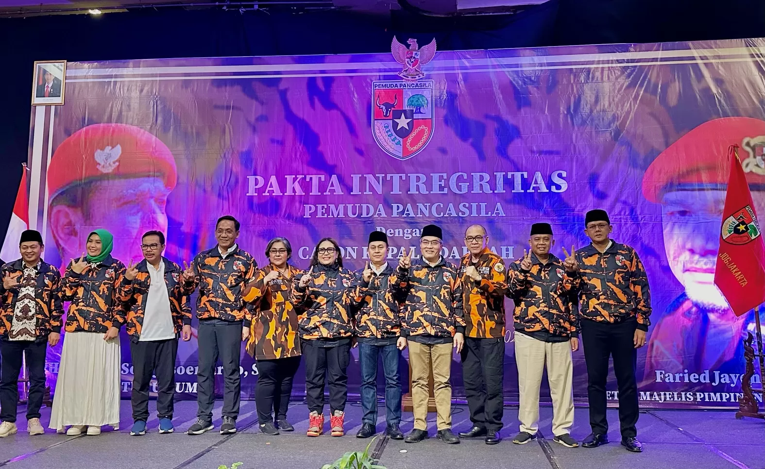 Ketum MPW PP DIY berfoto bersama paslon yang didukung (Harminanto) 