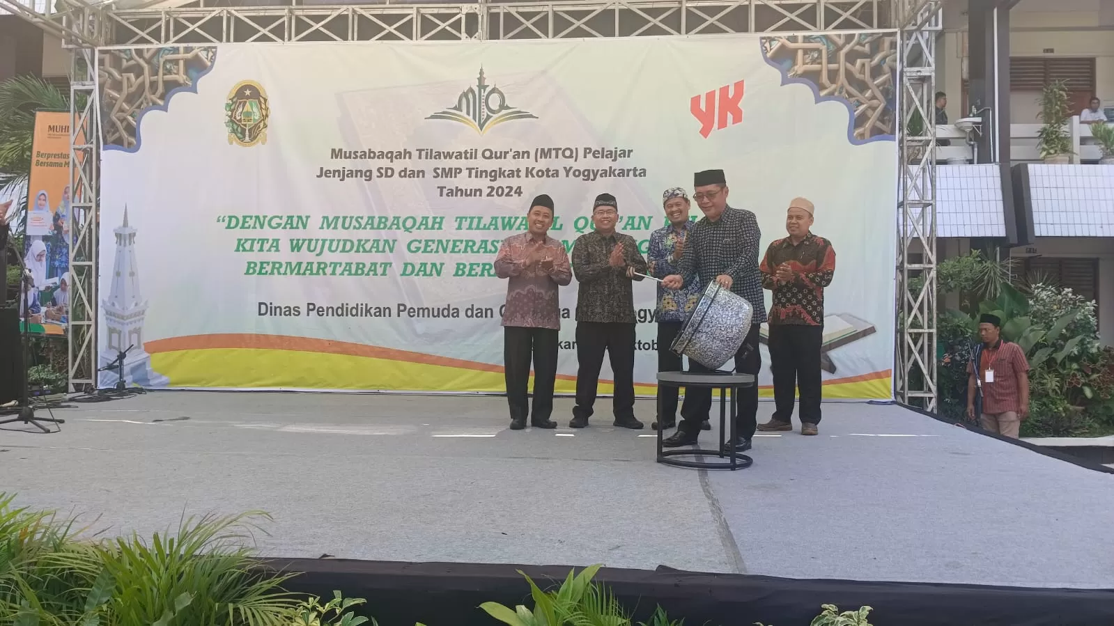 Pembukaan ajang Musabaqah Tilawatil Qur'an (MTQ) Pelajar Umum jenjang SD dan SMP Tingkat Kota Yogyakarta di SMA Muhammadiyah 1 Yogyakarta. (Dok. Dindikpora Yogya)