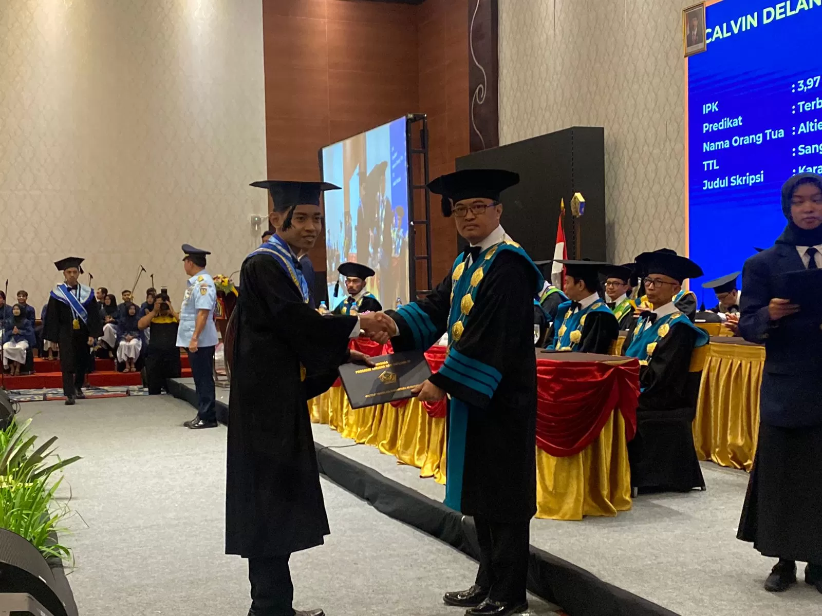 Kolonel Tek Dr Nur Priyanto Poupon memberikan penghargaan ke wisudawan terbaik.&nbsp;KR-Saifullah Nur Ichwan&nbsp;