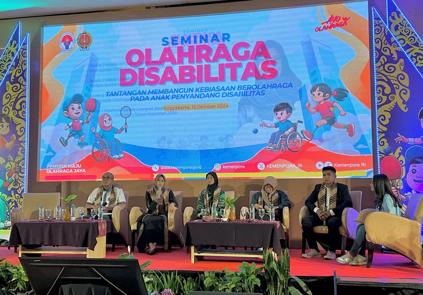 Ibunda atlet penyandang disabilitas saat menjadi pembicara pada agenda Seminar Olahraga Disabilitas (Harminanto) 