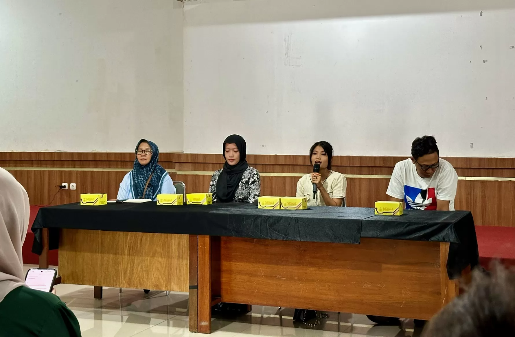 Perwakilan penampil Linimasa saat berbicara pada media (Harminanto)