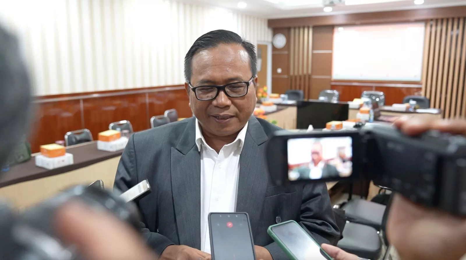 Rektor saat memberi keterangan pers