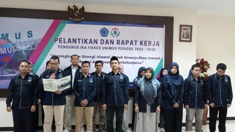 Dr Arwani (2 dari kiri) bersama pengurus lainnya mengucapkan janji sebagai pengurus