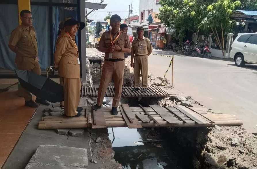 Tim Pengawas Dinperkim Kabupaten Demak saat melakukan monitoring pembangunan drainase. Foto : sari jati