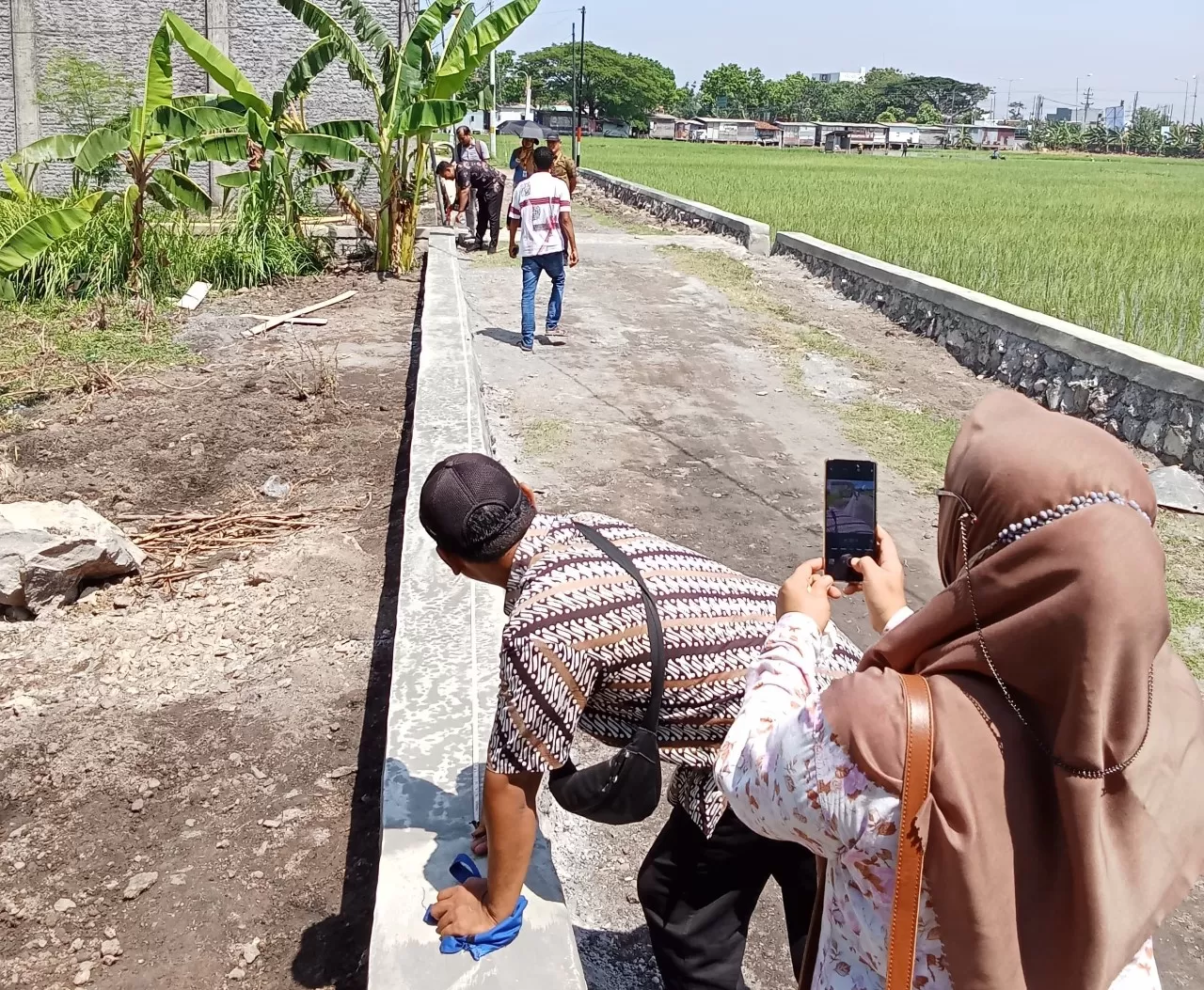 Proses pemeriksaan talud jalan Desa Jogoloyo Kecamatan Wonosalam oleh Tim Teknis Dinperkim Kabupaten Demak. Foto : dok