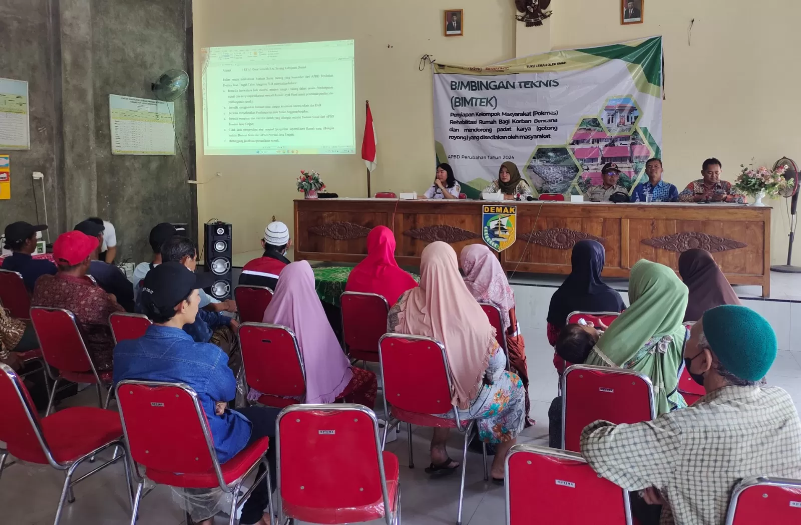 Bimtek peserta bersama pejabat terkait dari Disperakim Jateng dan Dinperkim Kabupaten Demak. Foto : dok