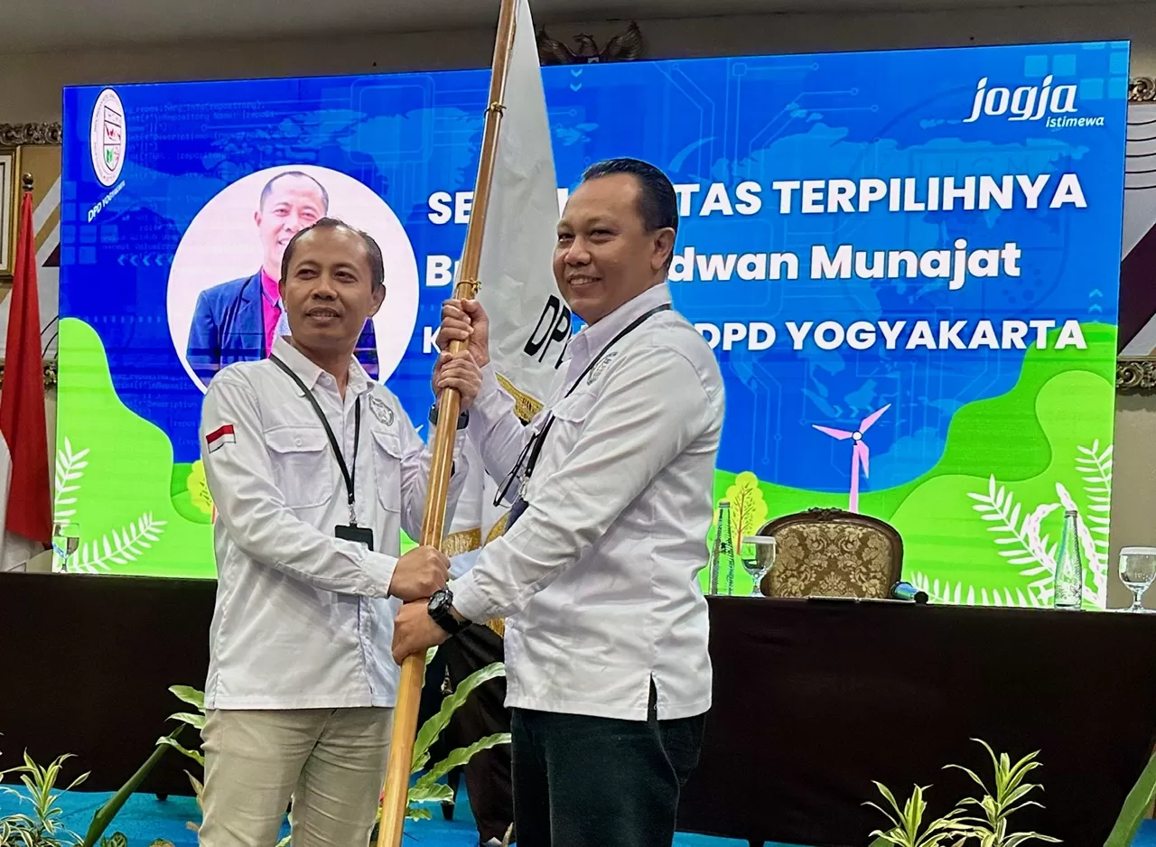  Iwan Munajat menerima pataka dari Heryadi Bain (Harminanto)   ((Harminanto))