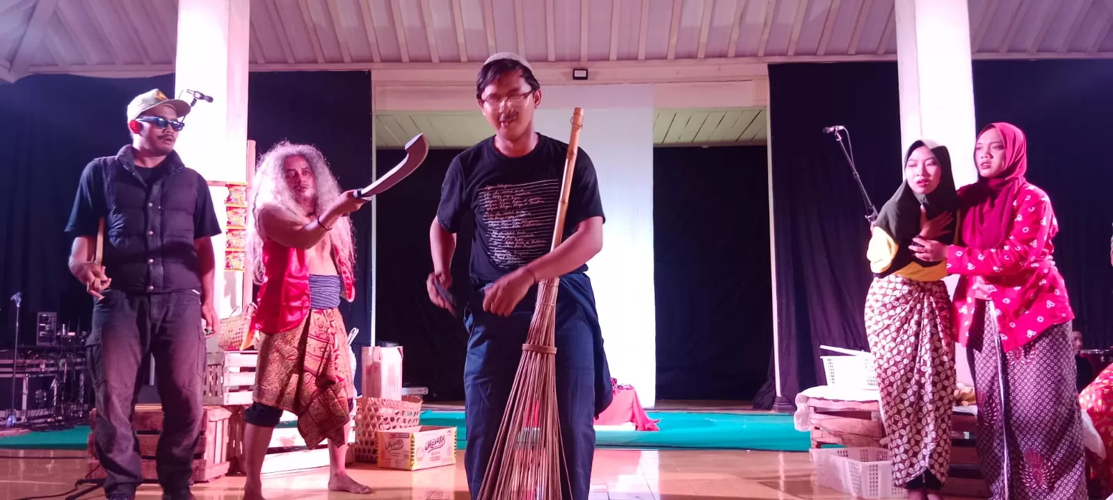 Adegan dalam pertunjukan teater &ldquo;Memburu Muhammad&rdquo; dalam rangka Hari Santri Nasional (HSN) 2024. (Foto: Lutfi)