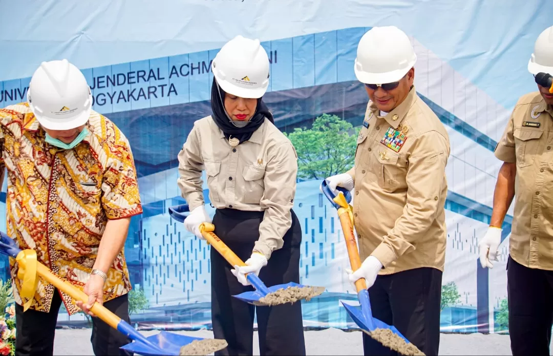 Ketua YKEP dan Rektor Unjaya saat topping off pembangunan gedung FK Unjaya.   (Ist)