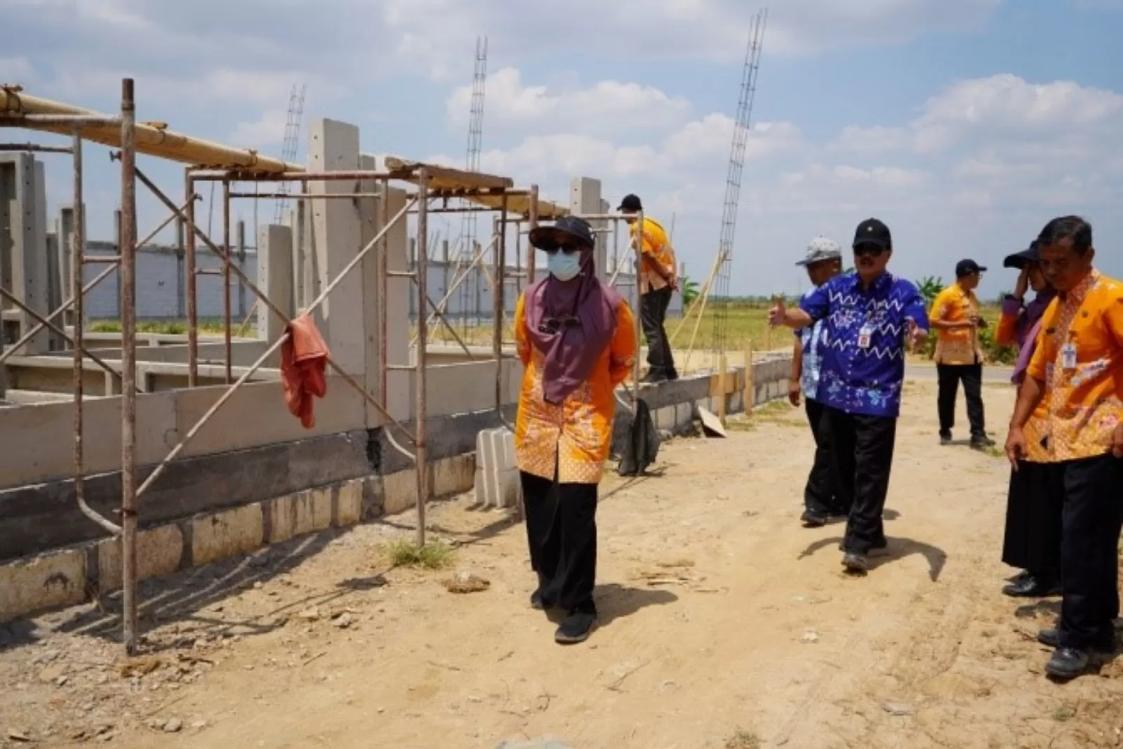 Plt Kepala Dinperkim Kabupaten Demak Ir Nanang Tasunar David Narutomo MM berserta tim saat melakukan pengecekan progres lahan relokasi di Desa Telogoboyo Bonang. Foto : dok