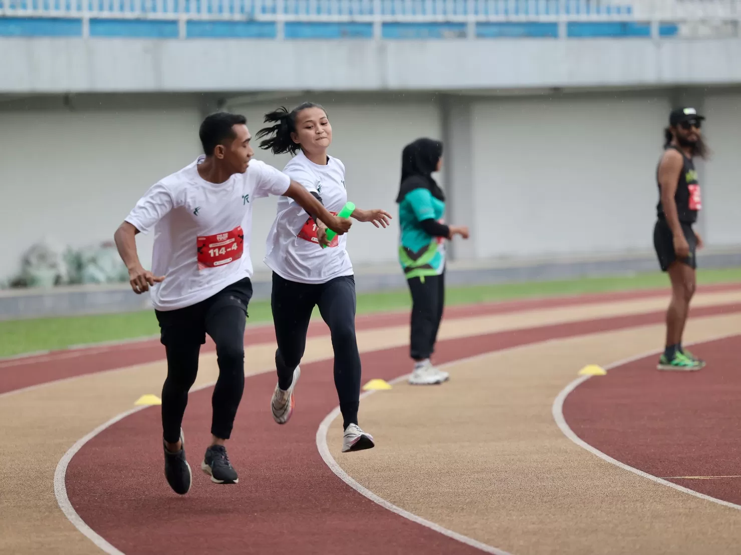 Komunitas berlomba estafet di Mandala Krida (Ist)