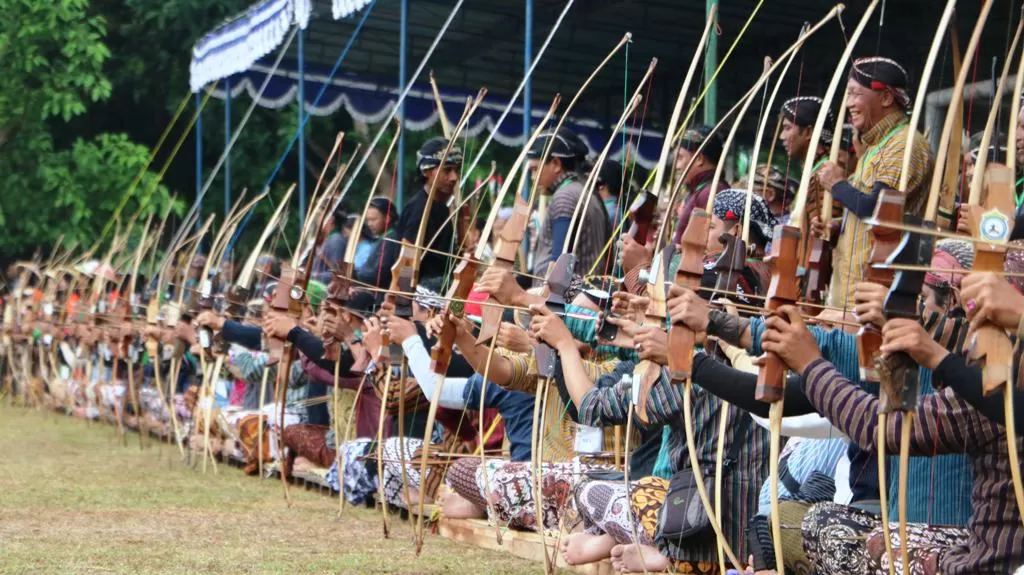 Peserta dari berbagai daerah mengikuti Gladen Hageng Jemparingan Tingkat Nasional 2024 di Alun-alun Wates. (Asrul Sani)