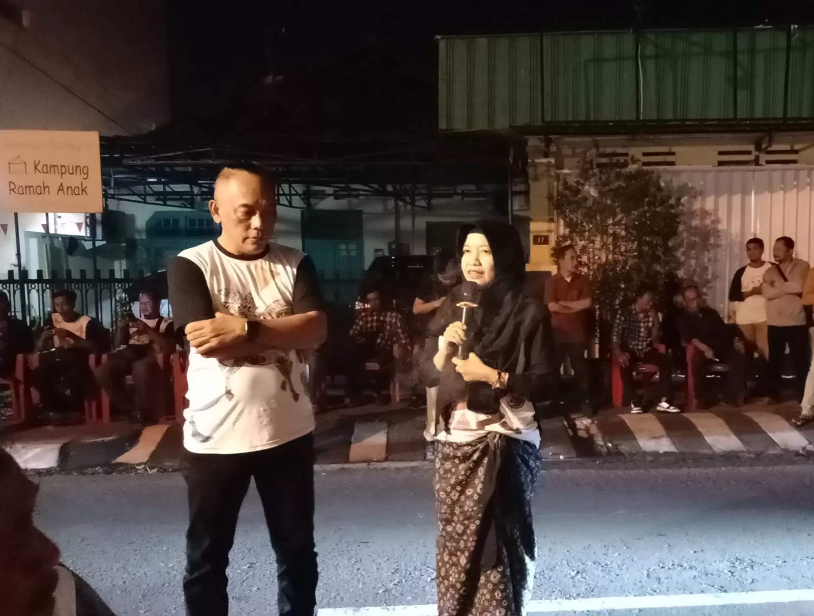Resita Resita Alisjahbana dan Dewo PLO saat launching Komunitas Tali Tasbih di kawasan cagar budaya Tamansari Jogja. (Ary B Prass)