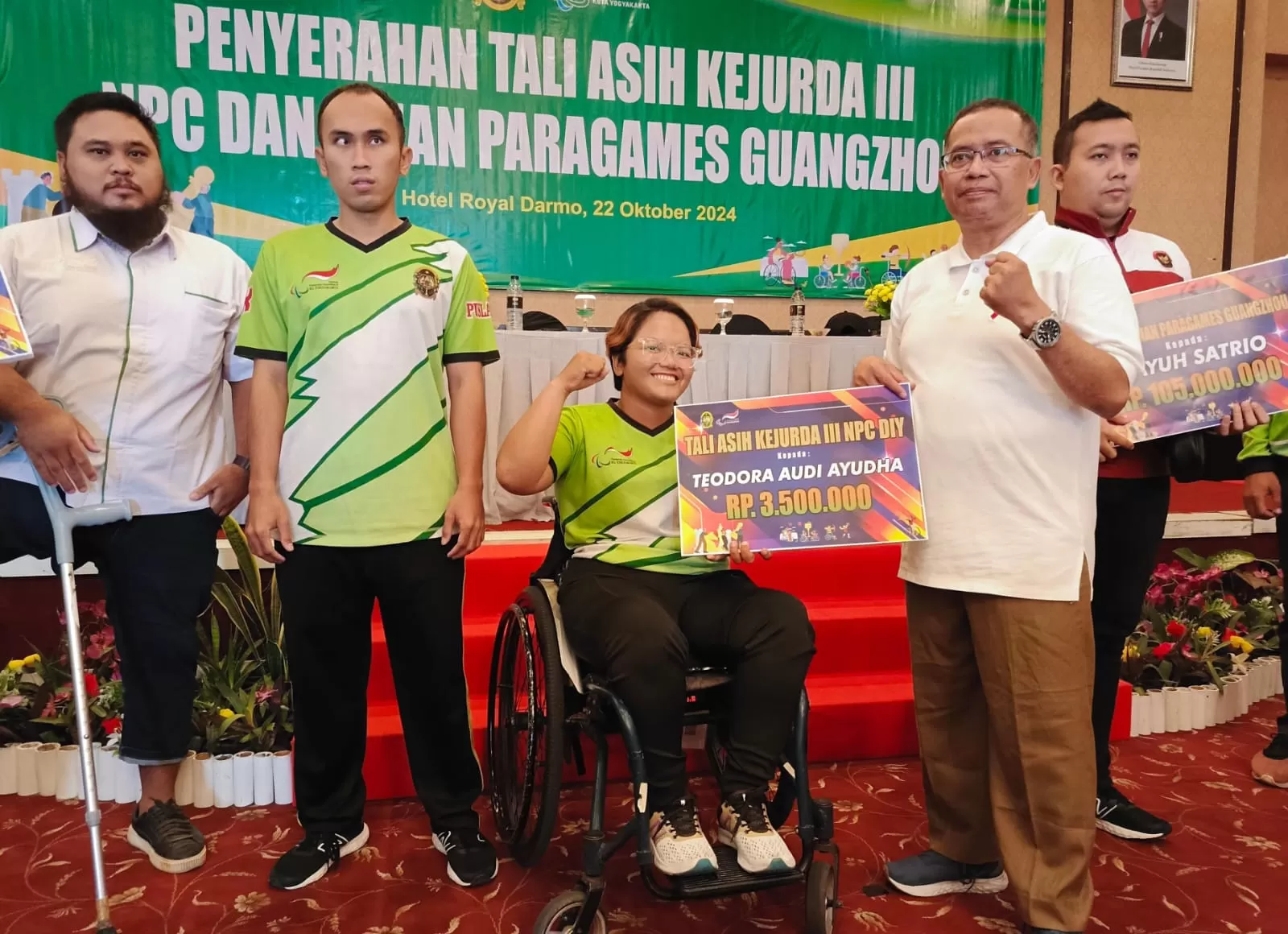 Perwakilan atlet penyandang disabilitas Kota Yogyakarta, Kuswantoro dan Theodora Audi menerima tali asih atas raihan medali di Kejurda NPCI DIY 2023 kemarin.  Foto : Adhitya Asros