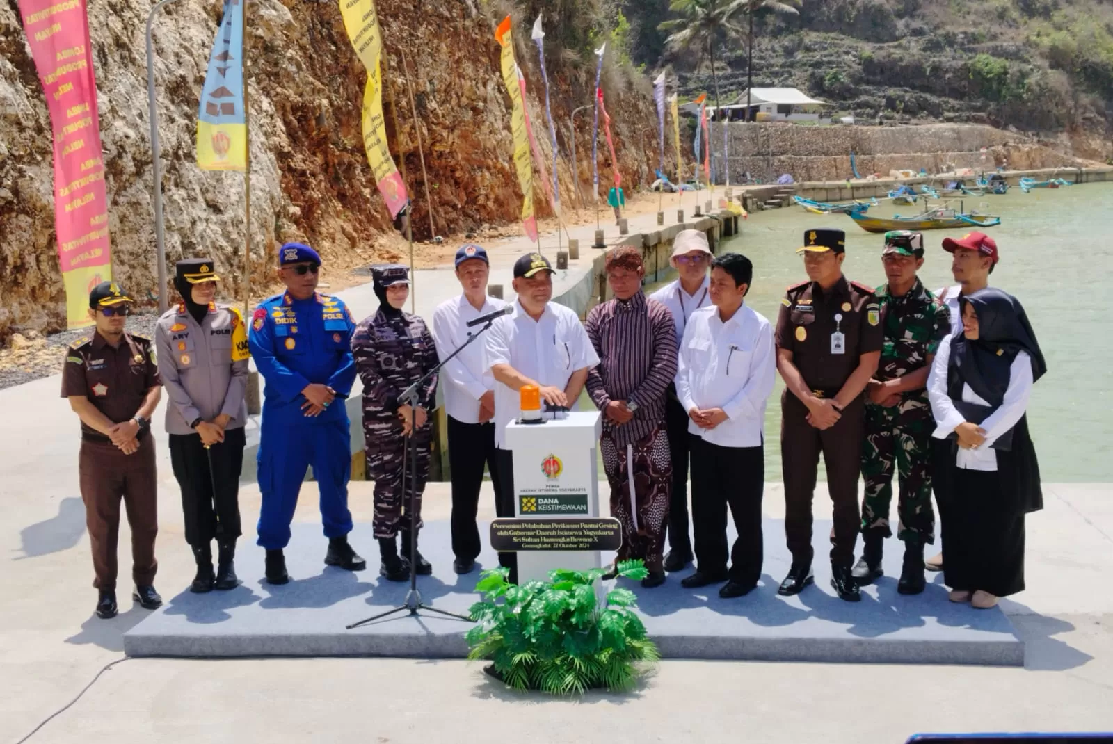 KGPAA Paku Alam X saat meresmikan Pelabuhan Perikanan Gesing, Gunungkidul (Foto: Primaswolo)