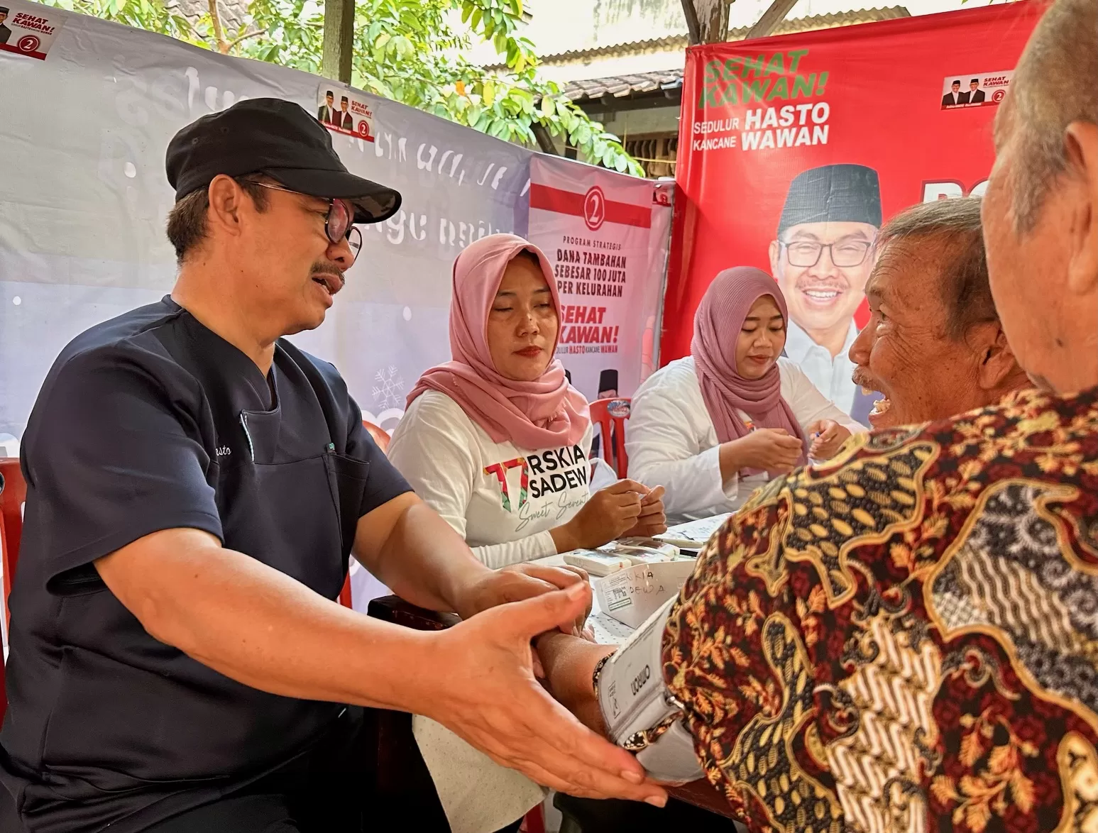 Hasto Wardoyo memeriksa kesehatan warga (Harminanto)