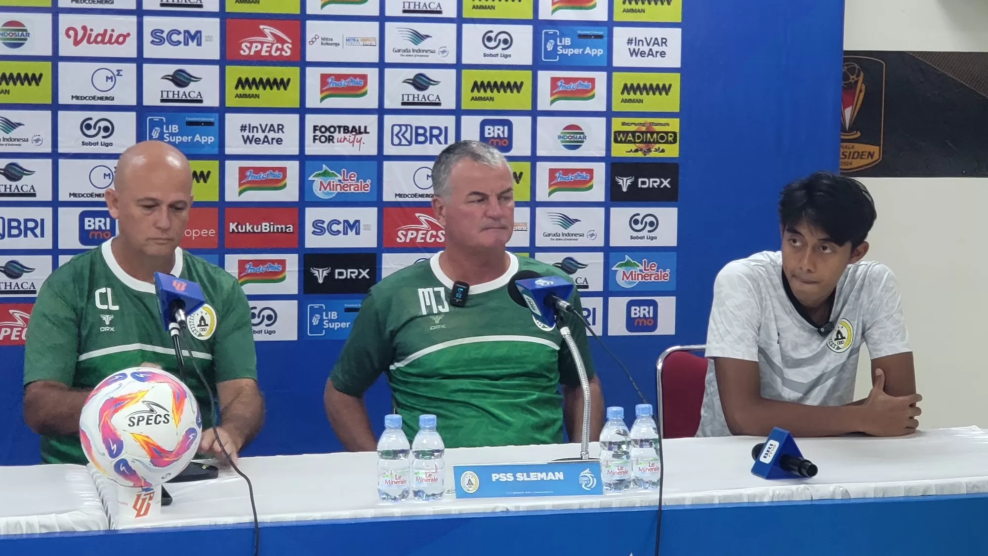 Mazola Junior (tengah) pimpin PSS menghadapi Persita (Ist)