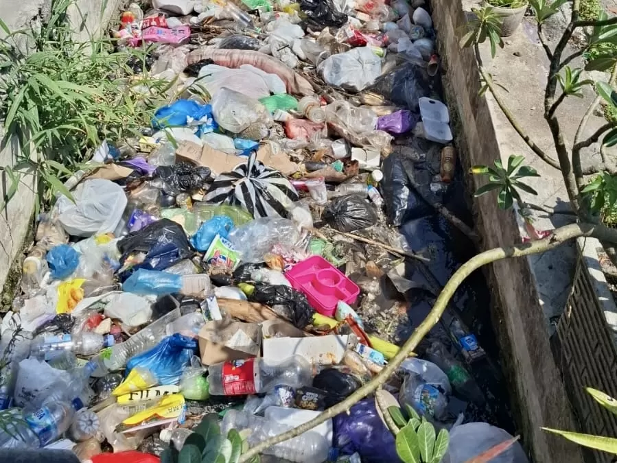 Kesadaran masyarakat yang kurang peduli kebersihan mengakibatkan penumpukan sampah di pinggiran kota. 