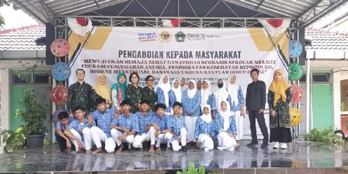 Tim PkM Unjaya saat memberikan edukasi mewujudkan remaja sehat dan cerdas di SMPN 3 Kalasan, Rabu (16/10/2024). (Istimewa)  