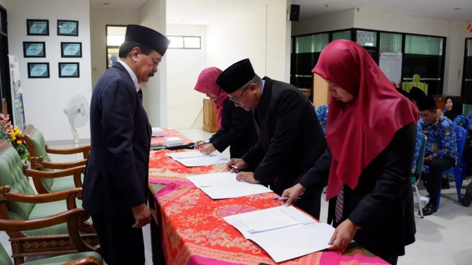 Plt Kepala Dinperkim Kabupaten Demak Ir H Nanang Tasunar David Narutomo MM saat menyaksikan penandatanganan Pakta Integritas ASN di lingkungan Dinperkim Kabupaten Demak. Foto : dok