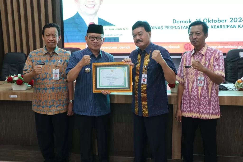 Plt Kepala Dinperkim Kabupaten Demak Ir H Nanang Tasunar David Narutomo MM saat menerima penghargaan. Foto : dok