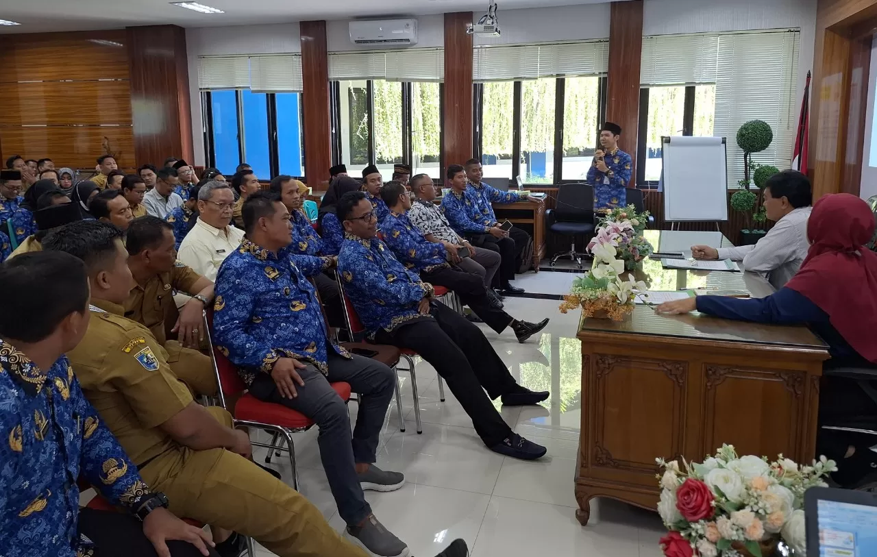 Subkoordinator Pencegahan dan Peningkatan Kualitas Permukiman Dinas Perumahan dan Kawasan Permukiman (Dinperkim) Kabupaten Demak Sugiyanto ST saat menjelaskan ketentuan dalam pelaksanaan Bankeupemdes 