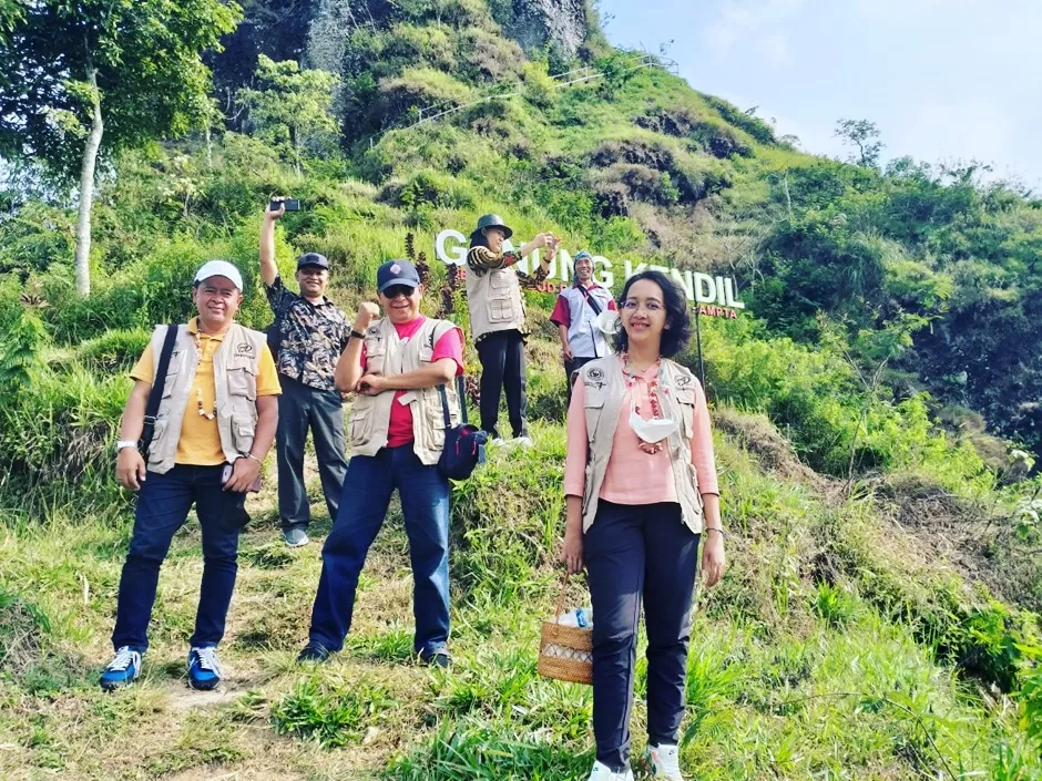 GKR Bendara (paling depan) saat mengunjungi bukit di Gunung Kendil  Kulonprogo. (Foto: Istimewa)