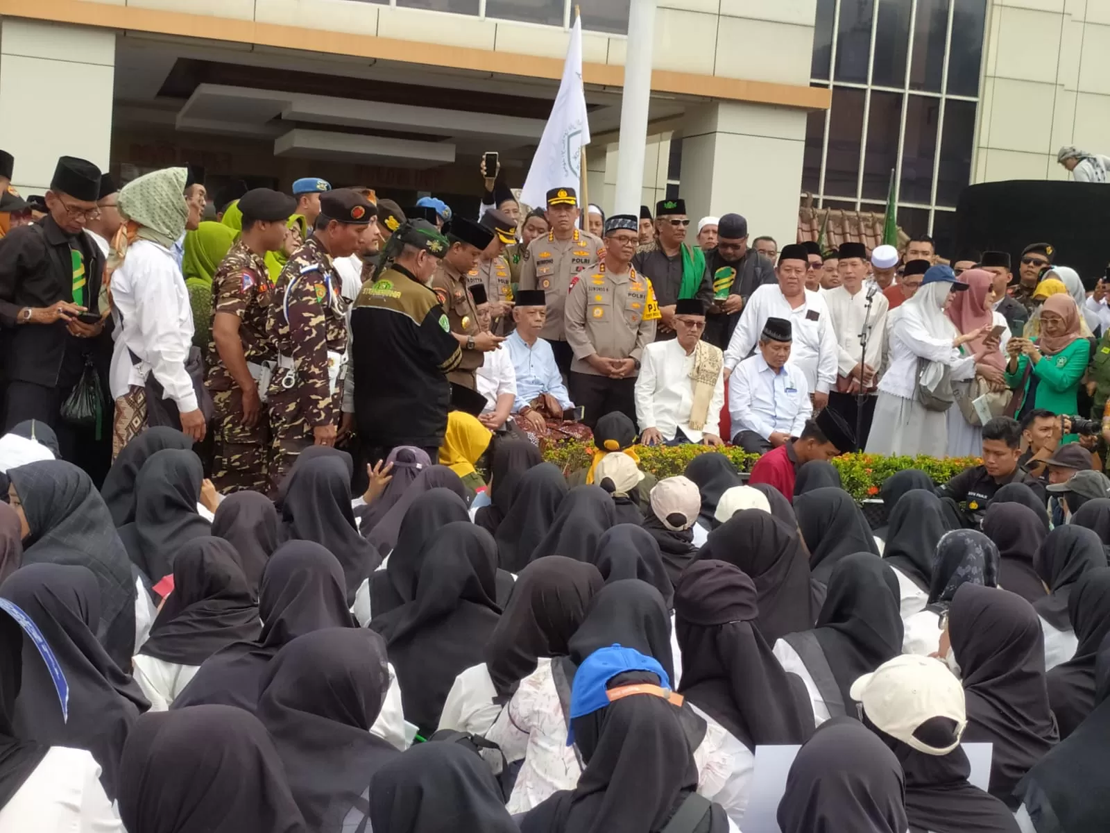 Kapolda DIY Irjen Pol Suwondo Nainggolan saat menemui ribuan santri. (Foto-Wahyu Priyanti)