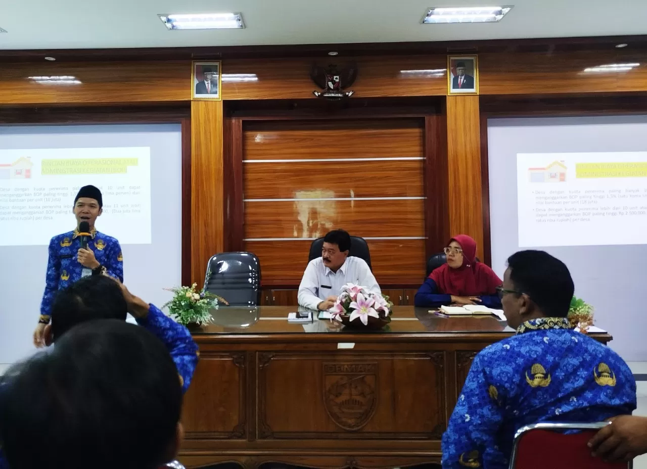 Subkoordinator Pencegahan dan Peningkatan Kualitas Permukiman Dinperkim Kabupaten Demak Sugiyanto ST saat memberikan penjelasan soal Bankeupemdes dari Disperakim Provinsi Jateng. dok